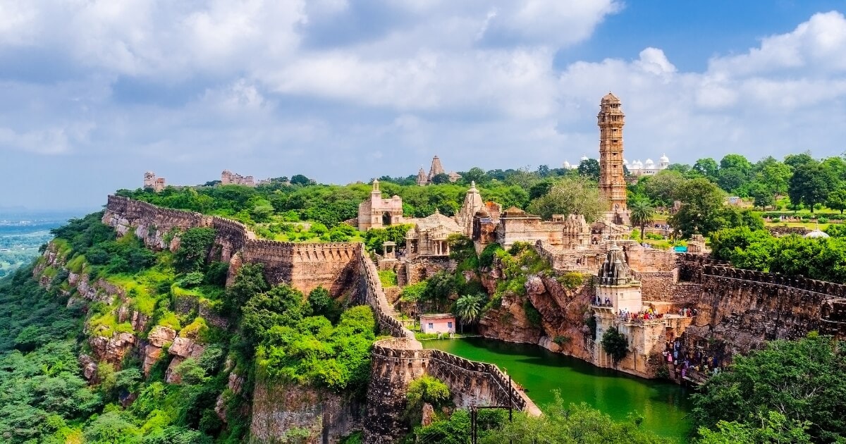 Kumbhalgarh Fort in Rajasthan with massive stone walls, historic palaces and scenic Aravalli Hills