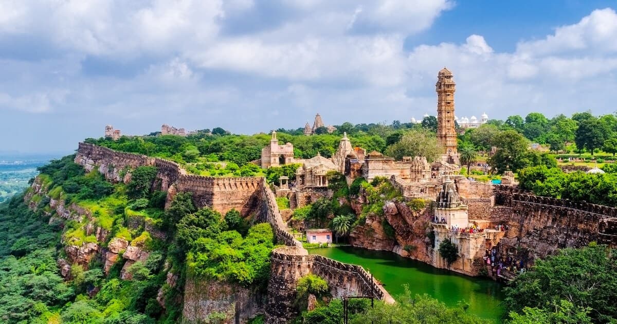 Kumbhalgarh Fort in Rajasthan with massive stone walls, historic palaces and scenic Aravalli Hills